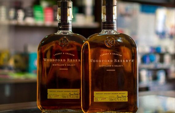 バーボンウイスキーの種類が豊富なバー|ウッドフォードリザーブを銀座で飲むなら世界のお酒を取り揃えるBARWHITEOAK