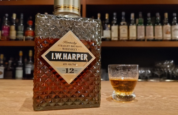 バーボンウイスキーの種類が豊富なバー|I.W.ハーパー12年を銀座で飲むなら世界のお酒を取り揃えるBARWHITEOAK