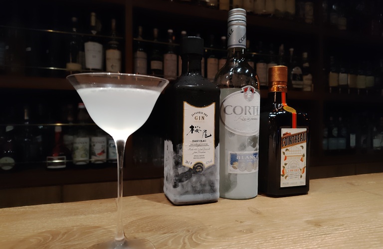 【豊富なカクテルメニュー】リトルデビルを飲むなら日曜日も営業している銀座のバー|BARWHITEOAK